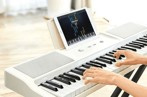 Процесс обучения игре на цифровом пианино Xiaomi Mijia TheOne